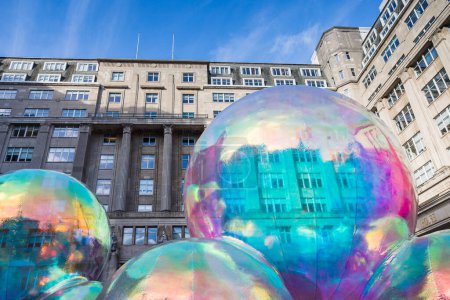 Téléchargez les photos : Installation de lumière évanescente vue pendant la journée à Liverpool dans le cadre du festival River of Light. Créées par Atelier Sisu, ce sont des bulles gigantesques sur la place des drapeaux d'échange vue en octobre 2022. - en image libre de droit