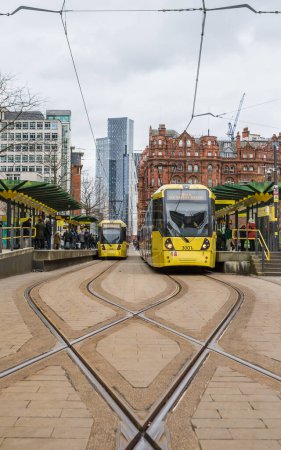 Téléchargez les photos : Une paire de tramways Metrolink jaunes vus sur la place St Peters voyageant dans des directions opposées en février 2023. - en image libre de droit