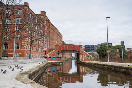 Téléchargez les photos : The quaint Kitty footbridge spanning over Rochdale canal in Manchester pictured in February 2023 next to Royal Mill. - en image libre de droit