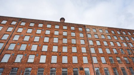 Téléchargez les photos : The reoccurring windows and shapes on Royal Mill, the former cotton mill in the Ancoats area of Manchester. - en image libre de droit