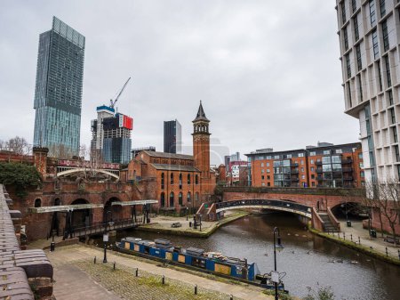 Téléchargez les photos : The Castlefield Basin of the Bridgewater Water canal framed by Castle Wharf and the Beetham Tower in Manchester seen in February 2023. - en image libre de droit