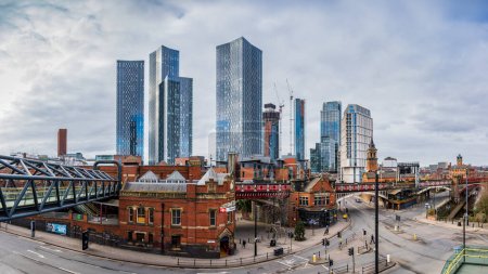 Téléchargez les photos : Un panorama multi-images du Deansgate à Manchester pris en février 2023 soutenu par le complexe de gratte-ciel de Deansgate Square. - en image libre de droit