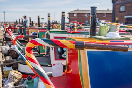 Téléchargez les photos : Beaux talons peints à l'arrière des bateaux étroits bassin du port d'Ellesmere vus lors du rassemblement des bateaux de Pâques en avril 2023. - en image libre de droit