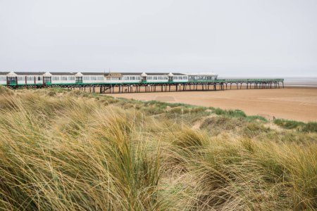 Téléchargez les photos : Quai Sainte-Anne peint en vert et blanc vu derrière les dunes de sable sur la côte de Flyde à Lytham Sainte-Anne, Lancashire vu en mai 2023. - en image libre de droit