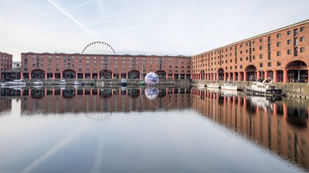 Téléchargez les photos : La sculpture Terre flottante sur le quai Royal Albert à Liverpool capturée en mai 2023 dans le cadre de l'accueil de l'Eurovision Song Content. - en image libre de droit