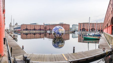 Téléchargez les photos : Un panorama multi-images de la sculpture Terre flottante sur le quai Royal Albert à Liverpool capturé en mai 2023 dans le cadre de l'accueil du contenu de la chanson Eurovision. - en image libre de droit