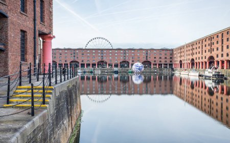 Téléchargez les photos : La sculpture Terre flottante sur le quai Royal Albert à Liverpool capturée en mai 2023 dans le cadre de l'accueil de l'Eurovision Song Content. - en image libre de droit