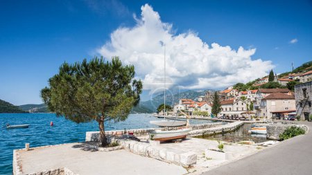 Foto de Imagen de gran angular de bonitos barcos en el paseo marítimo de Perast en Montenegro en mayo de 2023. - Imagen libre de derechos