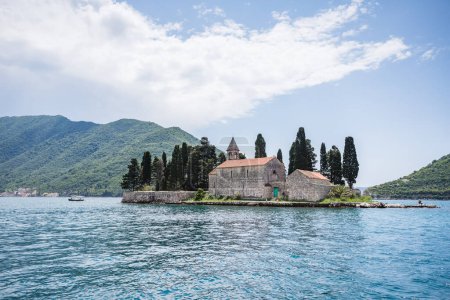 Foto de Monasterio católico de San Jorge visto en la isla de San Jorge en el corazón de la bahía de Kotor en Montenegro. - Imagen libre de derechos