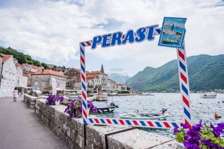 Foto de Un marco grande perfecto para los momentos de Instagram vistos en el paseo marítimo de Perast en Montenegro visto en mayo de 2023. - Imagen libre de derechos
