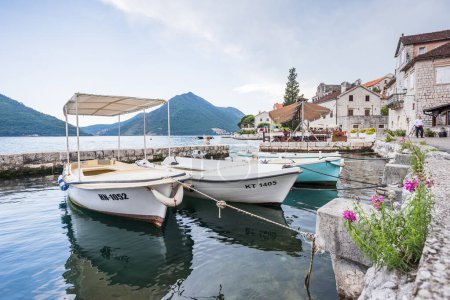 Foto de El hermoso paseo marítimo de Perast en la bahía de Kotor con barcos, flores y restaurantes junto al agua en la foto en Montenegro en mayo de 2023. - Imagen libre de derechos