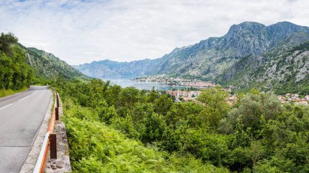 Foto de Un panorama de múltiples imágenes de una carretera de flexión en Trojica en el camino a Kotor en Montenegro. - Imagen libre de derechos