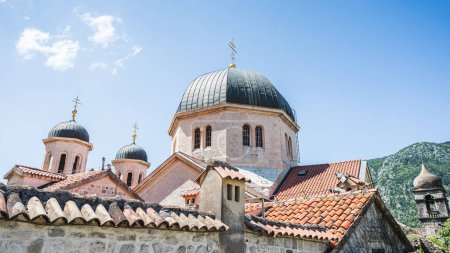 Foto de Las azoteas y cúpulas de la Iglesia de San Nicolás en el corazón del casco antiguo de Kotor vistas en mayo de 2023. - Imagen libre de derechos
