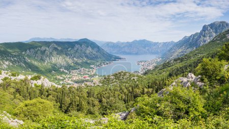 Foto de Un panorama multiimagen de la Bahía de Kotor tomado de la Serpentina Kotor en Montenegro en mayo de 2023. - Imagen libre de derechos