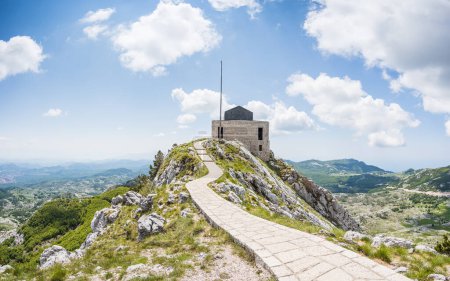 Foto de Camino de regreso al Mausoleo de Petar II Petrovic-Njegos fotografiado desde el mirador en el Monte Lovcen en Montenegro en mayo de 2023. - Imagen libre de derechos