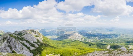 Foto de Parque Nacional Montañas de Lovcen capturado como un panorama de múltiples imágenes desde el Mausoleo de Petar II Petrovic-Njegos en Montenegro. - Imagen libre de derechos