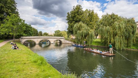 Téléchargez les photos : Des gens frappant sur la rivière Cam à Cambridge en août 2023 vus devant le pont Trinty. - en image libre de droit