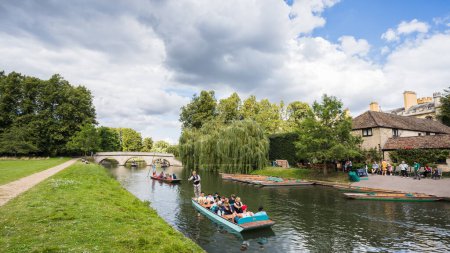 Téléchargez les photos : Punts se déplaçant lentement le long de la rivière Cam à Cambridge photographié en août 2023 du Paddock Sud. - en image libre de droit