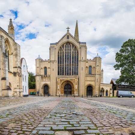 Foto de Iglesia Catedral de la Santísima Trinidad o Catedral de Norwich como se conoce se encuentra orgulloso en agosto de 2023. - Imagen libre de derechos