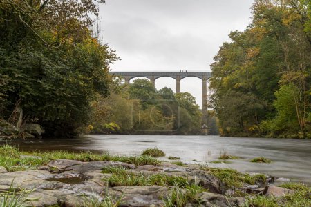 Foto de Larga exposición mirando hacia el Acueducto de Pontcysyllte en la foto sobre el río Dee en Gales. - Imagen libre de derechos