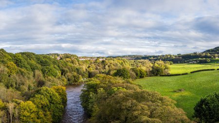 Foto de Un panorama de múltiples imágenes tomadas a lo largo del Acueducto de Pontcysyllte con las colinas galesas y el Viaducto de Traphont Cefn Mawr en la distancia. - Imagen libre de derechos