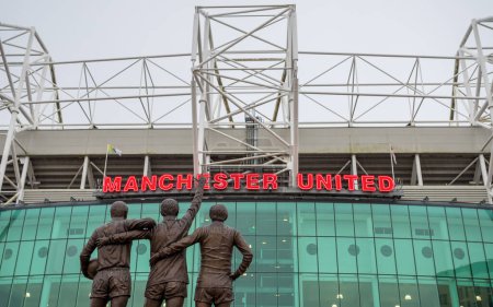 Foto de Estatua de la Trinidad Unida con las leyendas del Manchester United George Best, Denis Law y Sir Bobby Charlton frente al estadio Old Trafford en Manchester el 2 de enero de 2024. - Imagen libre de derechos