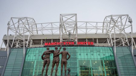 Foto de Estatua de la Trinidad Unida con las leyendas del Manchester United George Best, Denis Law y Sir Bobby Charlton frente al estadio Old Trafford en Manchester el 2 de enero de 2024. - Imagen libre de derechos