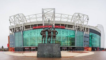 Foto de Un panorama de múltiples imágenes de la estatua de la Trinidad Unida con las leyendas del Manchester United George Best, Denis Law y Sir Bobby Charlton en la foto frente al estadio Old Trafford en Manchester el 2 de enero de 2024. - Imagen libre de derechos