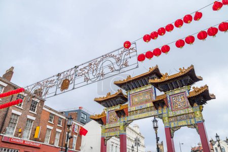 Foto de El colorido paifang en el barrio chino de Liverpool fotografiado el 11 de febrero de 2024 detrás de faroles rojos suspendidos antes de las celebraciones del Año Nuevo Chino. - Imagen libre de derechos