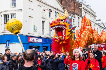 Foto de Primer plano del dragón bellamente decorado realizando su tradicional danza del dragón del Año Nuevo chino en Liverpool visto el 11 de febrero de 2024. - Imagen libre de derechos