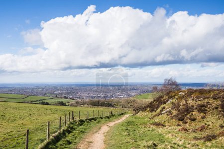 Foto de Mirando hacia abajo en la ciudad de Macclesfield en la foto desde la cima de un sendero en Tegg 's Nose Country Park. - Imagen libre de derechos