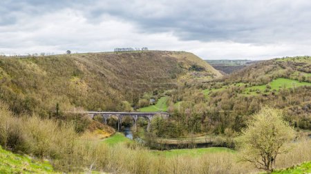 Téléchargez les photos : Un panorama multi-images du pont de Monsal Head enjambant la rivière Wye dans le Derbyshire photographié au-dessus du Monsal Dale. - en image libre de droit