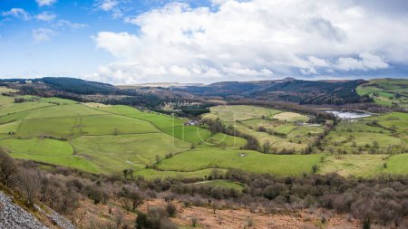 Foto de Un panorama de múltiples imágenes del embalse Ridgegate respaldado por el Bosque Macclesfield capturado en el Parque Nacional Nariz de Tegg. - Imagen libre de derechos