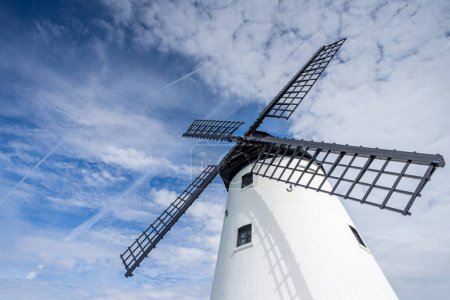 Levant les yeux vers un vieux moulin à vent à Lytham sur la côte du Lancashire vu sous un ciel bleu le 5 mai 2024.