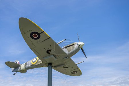 Ein nachgebautes Spitfire-Kampfflugzeug aus dem Zweiten Weltkrieg am Rande des Fairhaven Lake in Lytham, Lancashire am 5. Mai 2024.