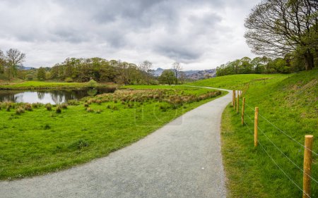Téléchargez les photos : Panorama multi-images d'un sentier de virage longeant la rivière Brathay au cœur du Lake District. - en image libre de droit