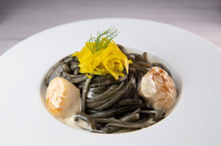 Foto de Receta de Pasta Linguina con tinta de calamar y vieiras, remolacha chioggia amarilla. Foto de alta calidad - Imagen libre de derechos