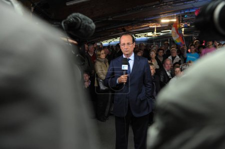 Téléchargez les photos : FRANCE - JANUARY 4, 2012: Francois Hollande campaigning in the 2012 French presidential election. - en image libre de droit