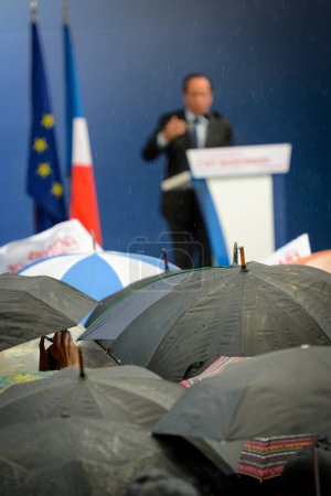 Téléchargez les photos : BORDEAUX, FRANCE - APRIL, 19 2012: Francois Hollande campaigning in the 2012 French presidential election. High quality photo - en image libre de droit
