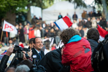 Téléchargez les photos : BORDEAUX, FRANCE - APRIL, 19 2012: Francois Hollande campaigning in the 2012 French presidential election. High quality photo - en image libre de droit