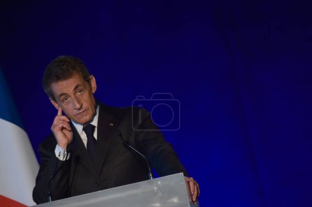 Foto de BORDEAUX, FRANCE - NOVEMBER 22, 2014 : Political meeting of the former President of the Republic, Nicolas Sarkozy in Bordeaux with Alain Juppe Mayor of the City. High quality photo - Imagen libre de derechos
