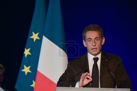 Foto de BORDEAUX, FRANCE - NOVEMBER 22, 2014 : Political meeting of the former President of the Republic, Nicolas Sarkozy in Bordeaux with Alain Juppe Mayor of the City. High quality photo - Imagen libre de derechos