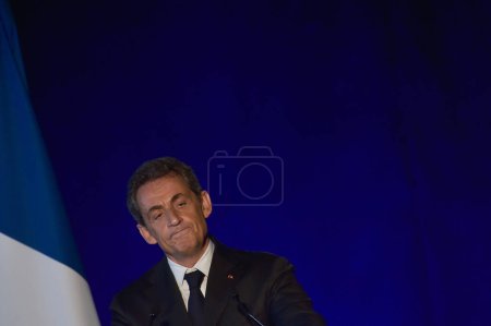 Téléchargez les photos : BORDEAUX, FRANCE - NOVEMBER 22, 2014 : Political meeting of the former President of the Republic, Nicolas Sarkozy in Bordeaux with Alain Juppe Mayor of the City. High quality photo - en image libre de droit