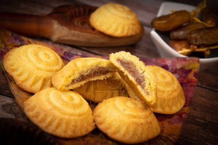 Téléchargez les photos : Biscuits traditionnels eid maamoul ou mamoul avec des dates, des noix et de la confiture, bonbons arabes pour l'aide al-Fitr et Pâques, photo de haute qualité - en image libre de droit