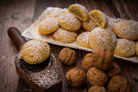 Téléchargez les photos : Biscuits traditionnels eid maamoul ou mamoul avec des dates, des noix et de la confiture, bonbons arabes pour l'aide al-Fitr et Pâques, photo de haute qualité - en image libre de droit