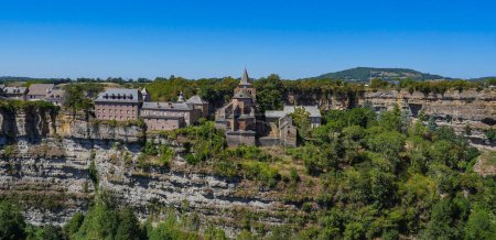 Téléchargez les photos : France, Aveyron, Bozouls, le Trou de Bouzouls, église Sainte-Fauste, photo de haute qualité - en image libre de droit