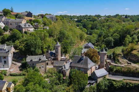 Foto de Francia, Aveyron, Bozouls, el Trou de Bouzouls, Iglesia de Sainte-Fauste, Foto de alta calidad - Imagen libre de derechos