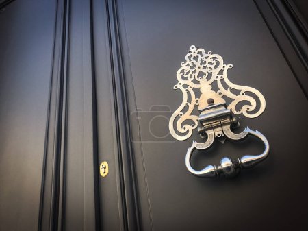 Téléchargez les photos : Porte et frappeur d'un élégant manoir français, photo de haute qualité - en image libre de droit
