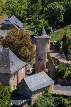 Foto de Francia, Aveyron, Bozouls, el Trou de Bouzouls, Iglesia de Sainte-Fauste, Foto de alta calidad - Imagen libre de derechos