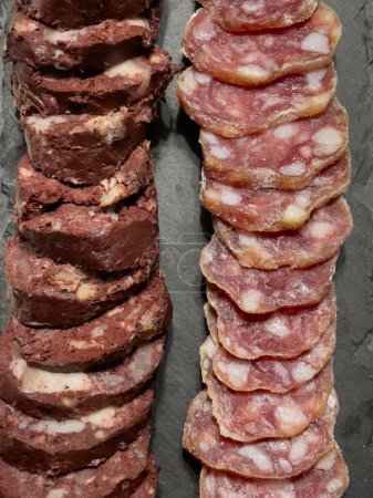Rebanadas de salchicha y pudín de carne en un plato, vista superior, foto de alta calidad